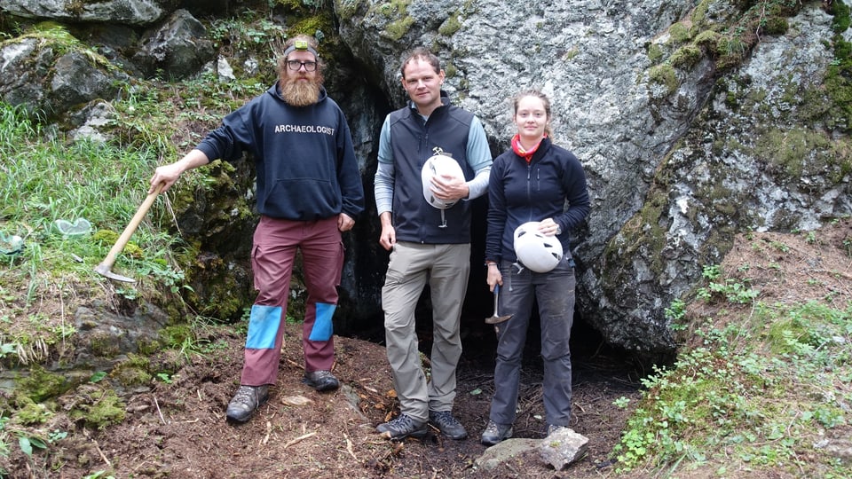 Da san.: Carlo Nüssli, student d'archeologia, Rouven Turck, collavuratur scientific universitad Turitg, Joëlle Jäger, studenta d'archeologia. 