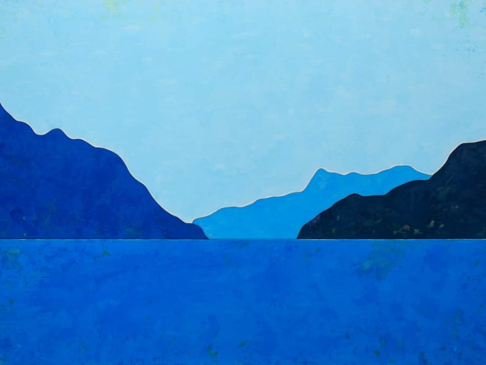 Gemälde einer blauen Meereslandschaft mit Bergen im Hintergrund.