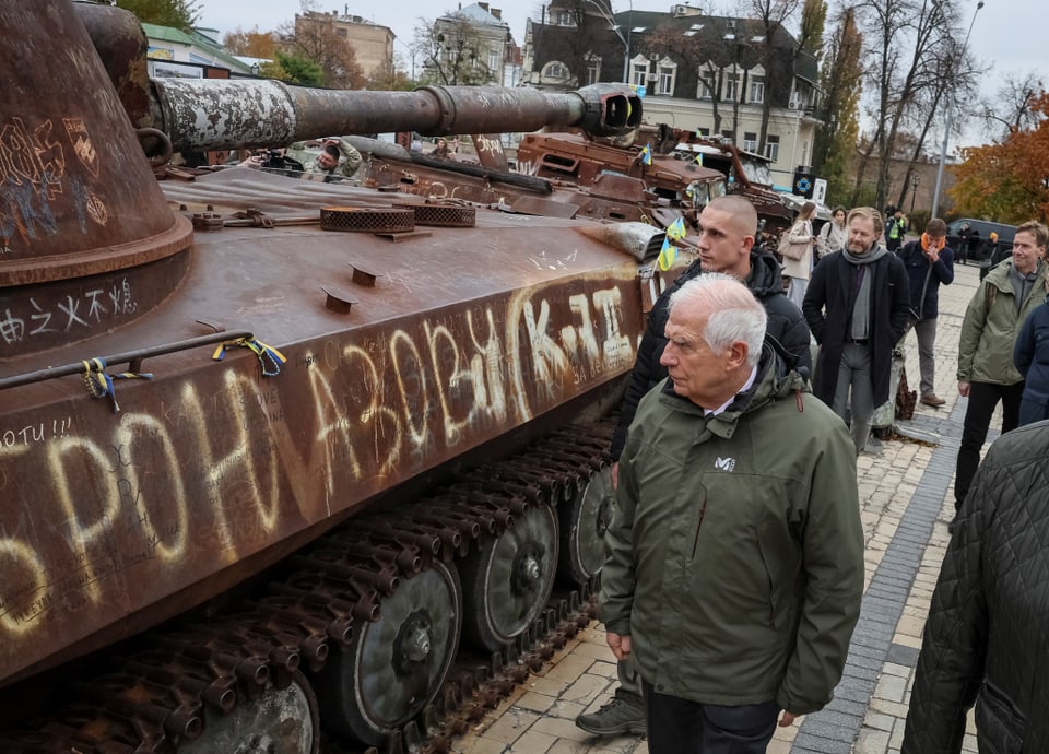 Ein älterer Herr betrachtet einen Panzer, den die Ukraine erbeutet hat