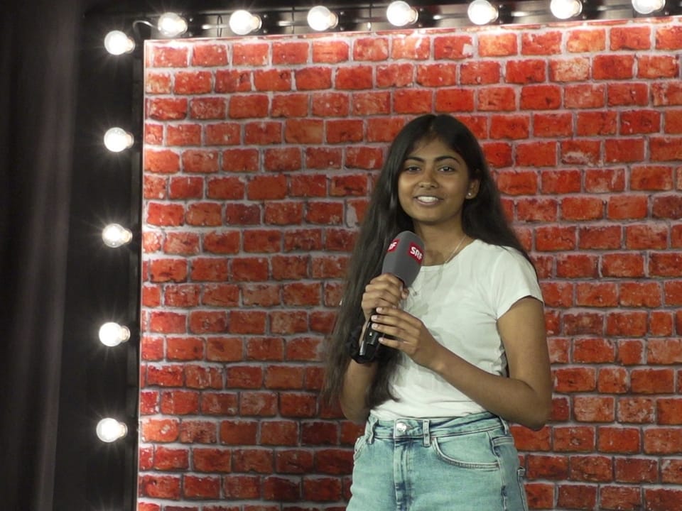 Komikerin Reena Krishnaraja auf der Bühne.