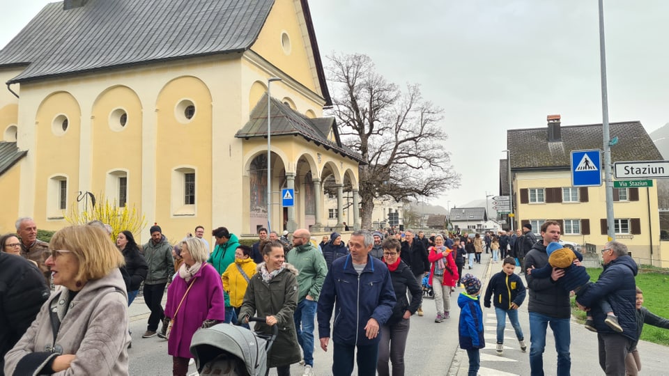 Die Bevölkerung  unterwegs vom Ehrengarten des Grauen Bundes zur Cuort Ligia Grischa. 