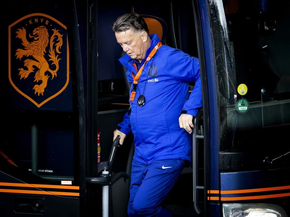 Louis van Gaal steigt aus dem Teambus.