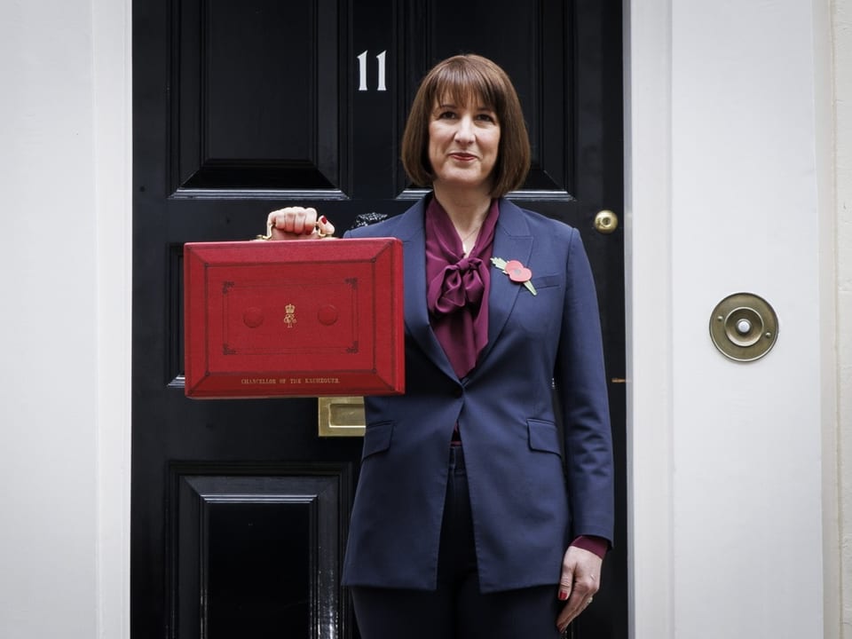 Rachel Reeves mit dem berühmten roten Koffer.