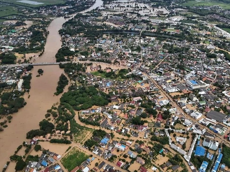 Luftaufnahme einer durch Hochwasser überschwemmten Stadt.