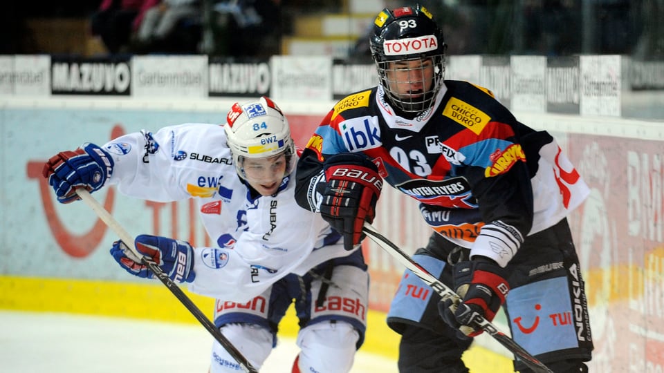 Mirco Müller (r.) im Dress der Kloten Flyers.