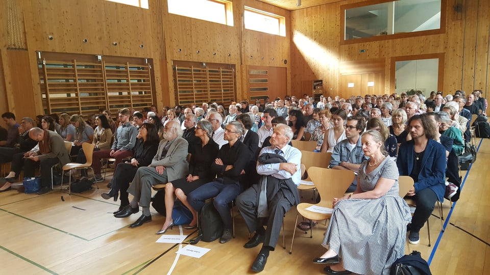 La sala era bain emplenida a la surdada dal premi da cultura 2017 a Lavin.