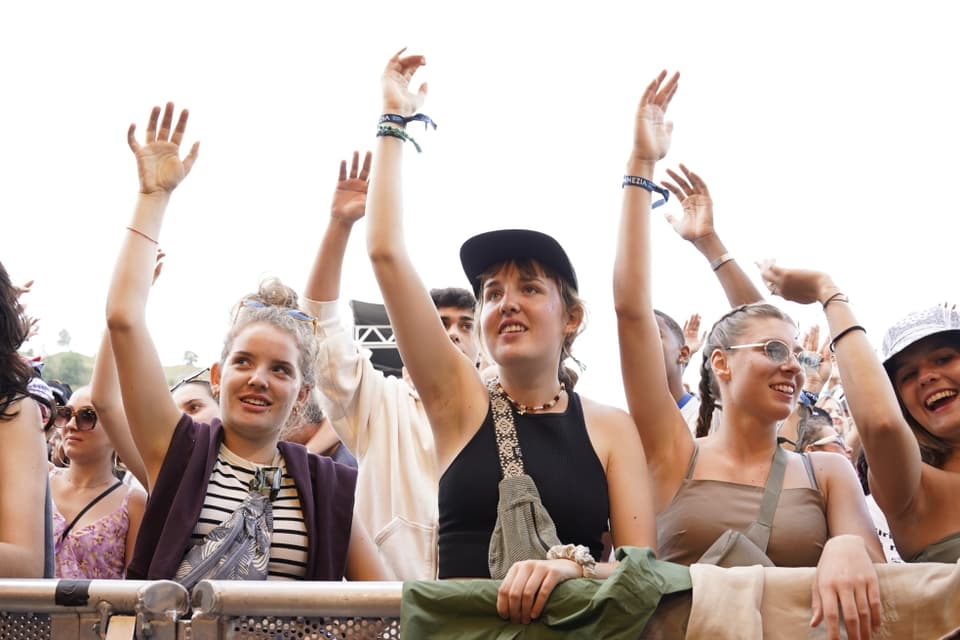 Das Publikum vor der Bühne am Festival in Degen.