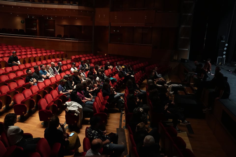 Halbleerer Zuschauerraum in einem Theater.