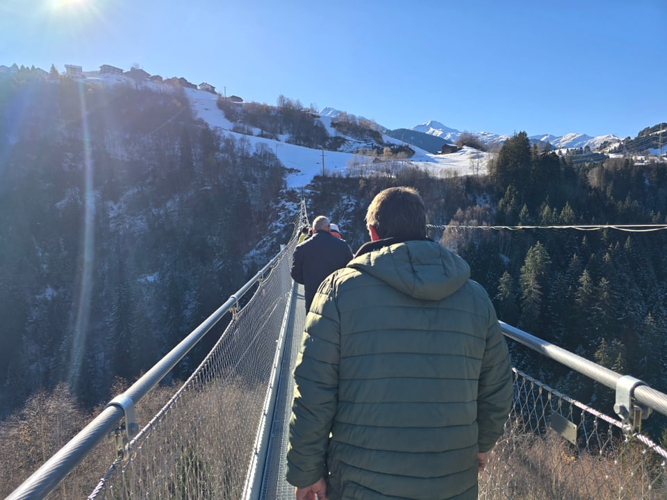 Jeder wollte die längste Hängebrücke Graubündens überqueren. 