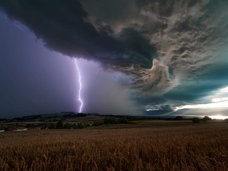 Ein Blitz erhellt die Nacht, ein Unwetter zieht übers Land