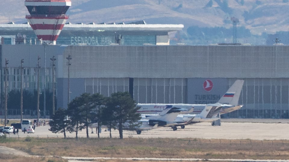 Russisches Flugzeug an Flughafen. 