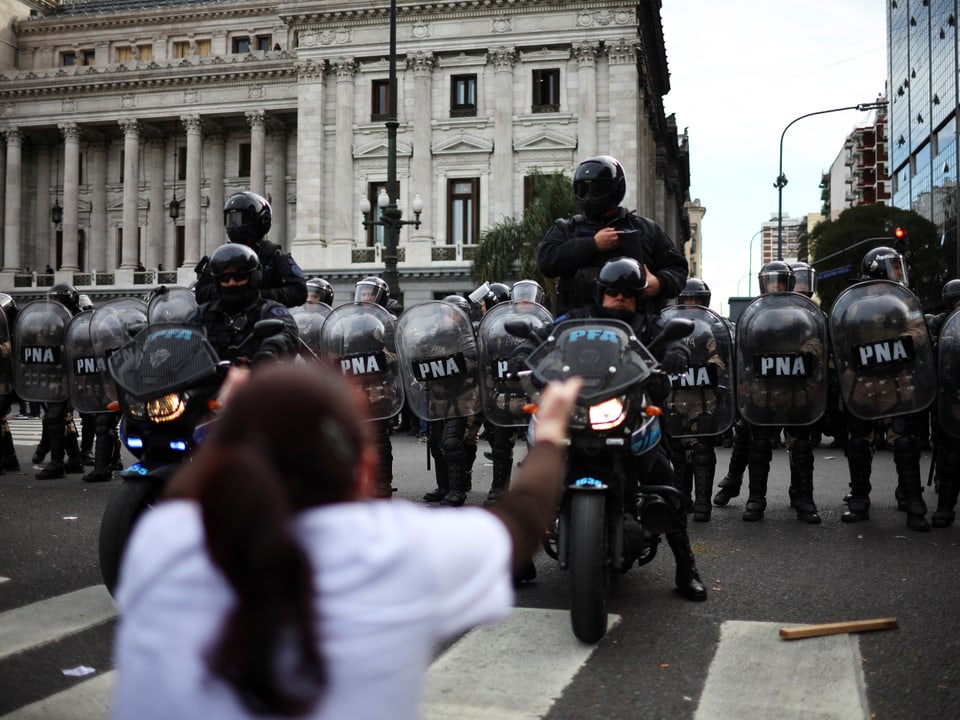 Dutzende Polizisten vor dem argentinischen Kongress.