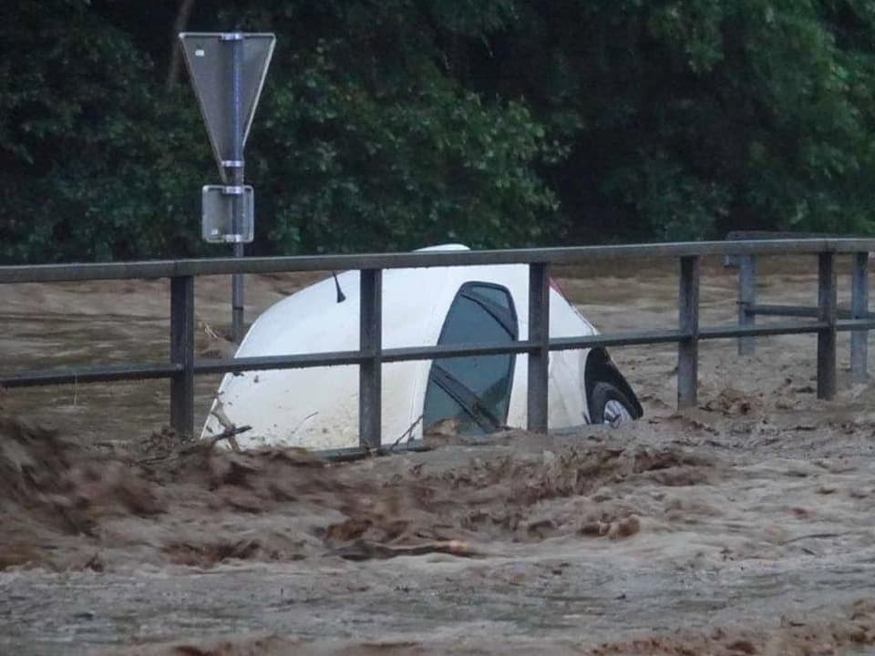 Im Raum Schäffern geht ein Auto in den Wassermassen fast unter.