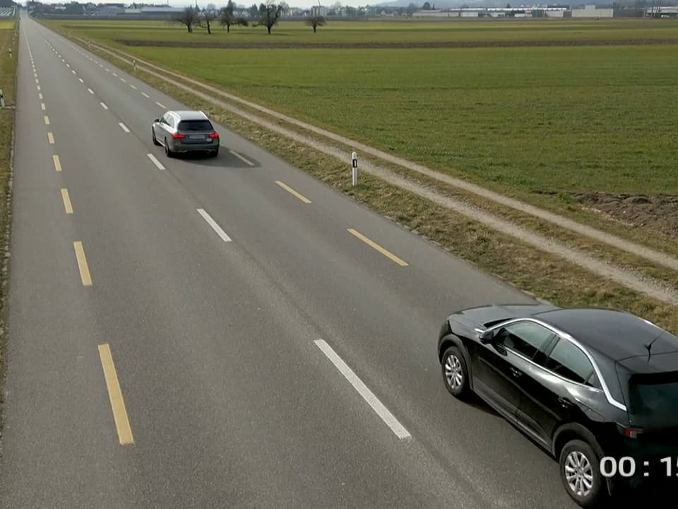 Drohnenaufnahme: Strasse mit zwei Fahrzeugen