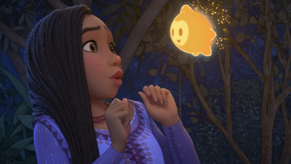 Filmheldin Asha blickt staunend auf den vor ihr schwebenden Energieball namens Star.