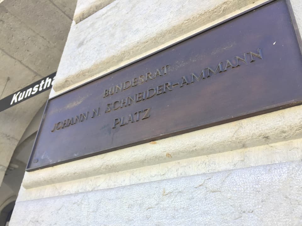 Schild mit der Aufschrift «Bundesrat Johann Schneider-Ammann Platz»