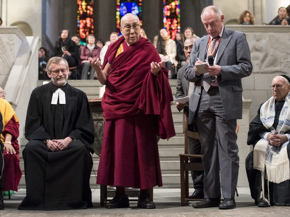 Dalai Lama spricht in einer Kirche