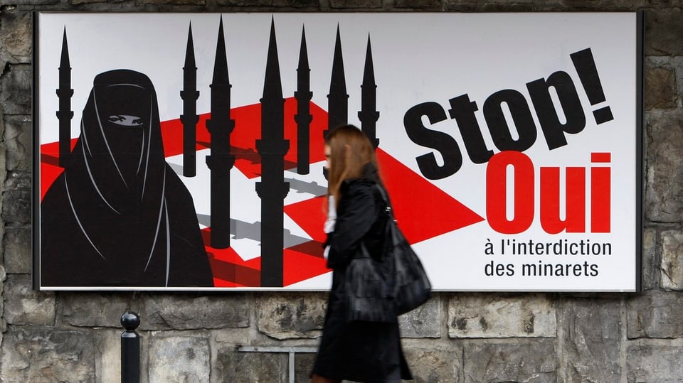 Frau geht an einem Plakat der Minarett-Initiative vorüber.