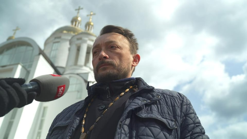 Der ukrainisch-orthodoxe Pfarrer von Butscha vor seiner Kirche im Gespräch mit SRF. 