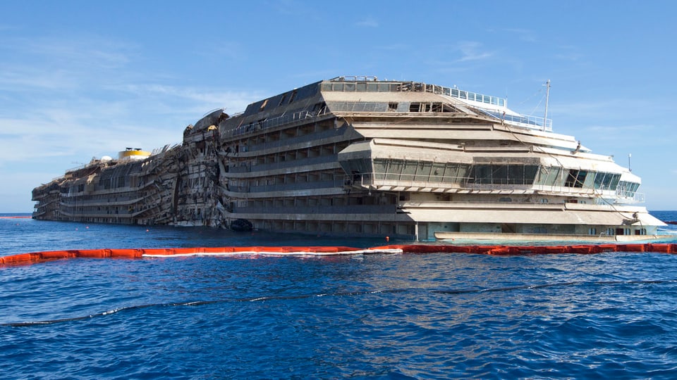 Das aufgerichtete Wrack der Costa Concordia