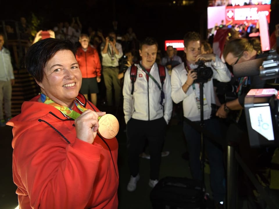 Heidi Diethelm gerber zeigt in Rio ihre Bronzemedaille.