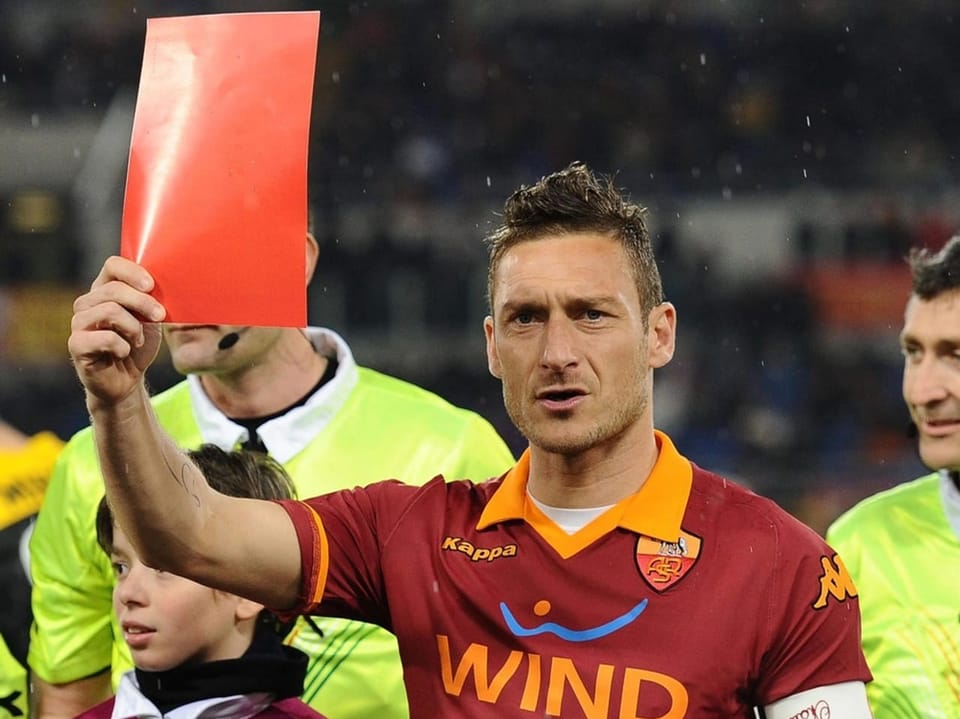 Der italienische Stürmer Francesco Totti, zeigt vor dem Fussballspiel eine rote Karte, um Rassismus zu bekämpfen. 