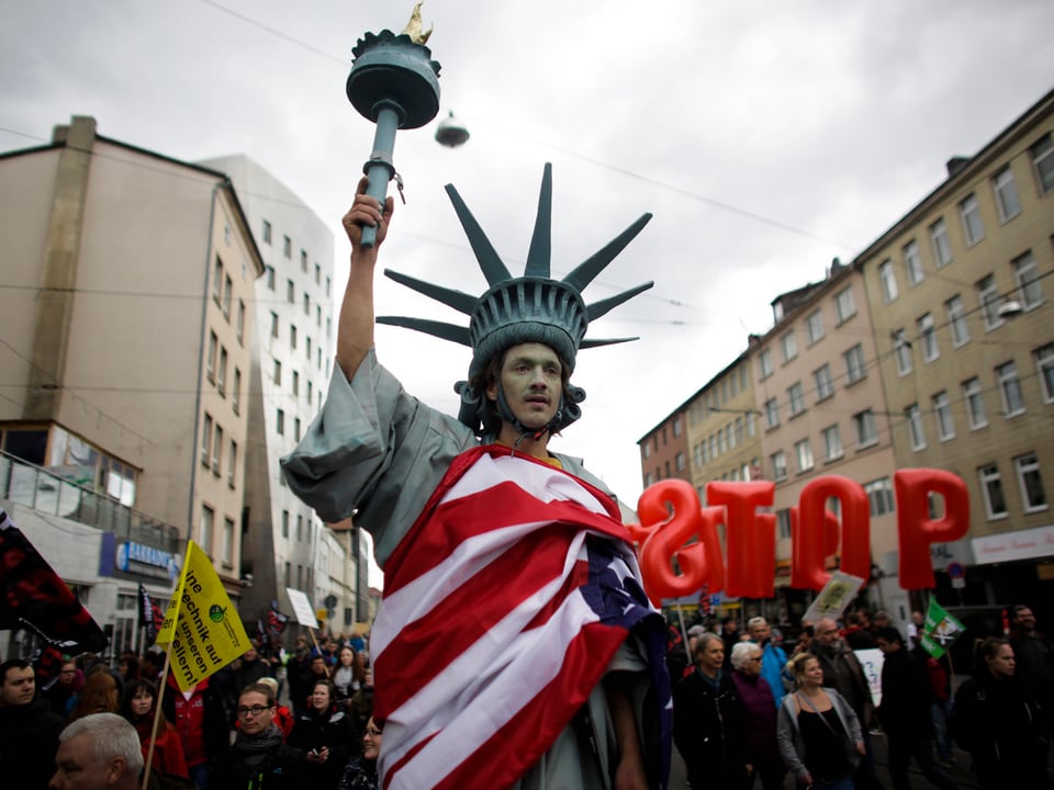 Ein als Freiheitsstatue verkleideter Demonstrant.