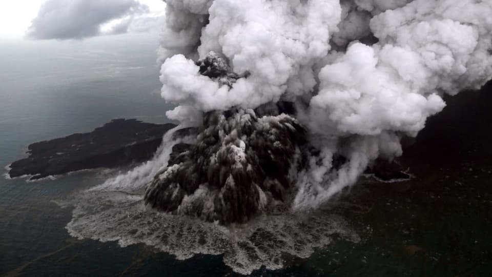 Der Vulkan Anak Krakatau bei der Eruption.