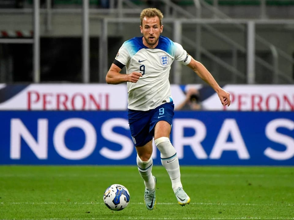 Harry Kane leidt de bal