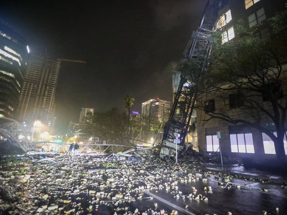 Zerstörtes Gebäude bei Nacht nach Sturm.