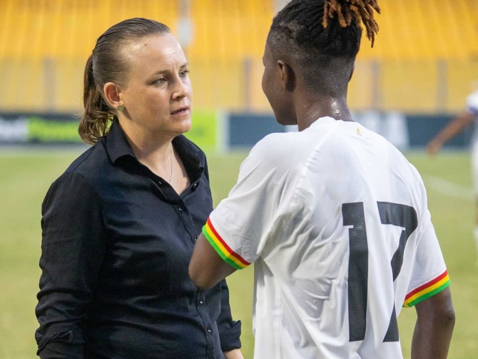 Nora Häuptle spricht mit einer Spielerin im Training