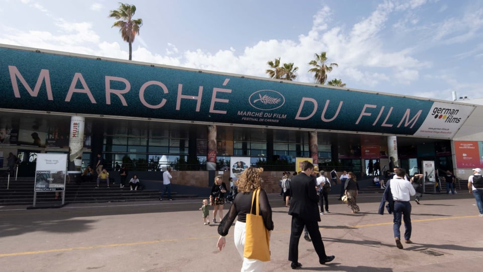 Aussenaufnahme der Rückseite des Festivalpalast das gross mit «Marché du Film» beschriftet ist.