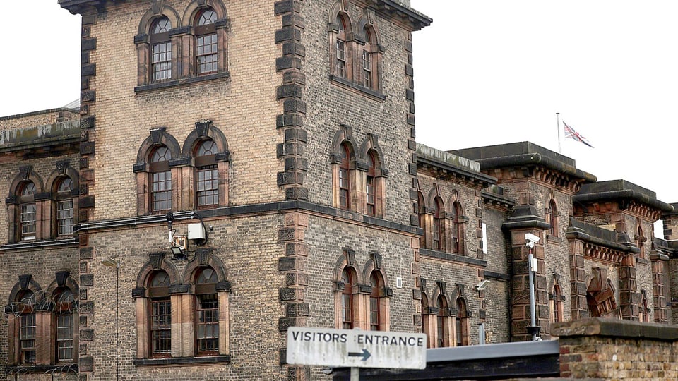 Backstein-Fassade des Wandsworth-Gefängnisses in London.