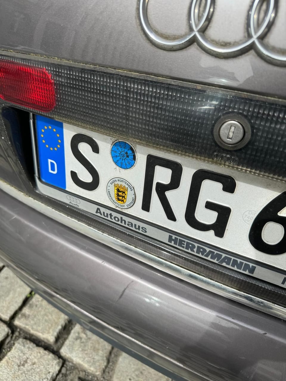 Nahaufnahme eines deutschen Autokennzeichens mit der Aufschrift 'S RG'.