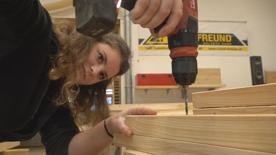 Zimmerin, Holz, Bohrmaschine