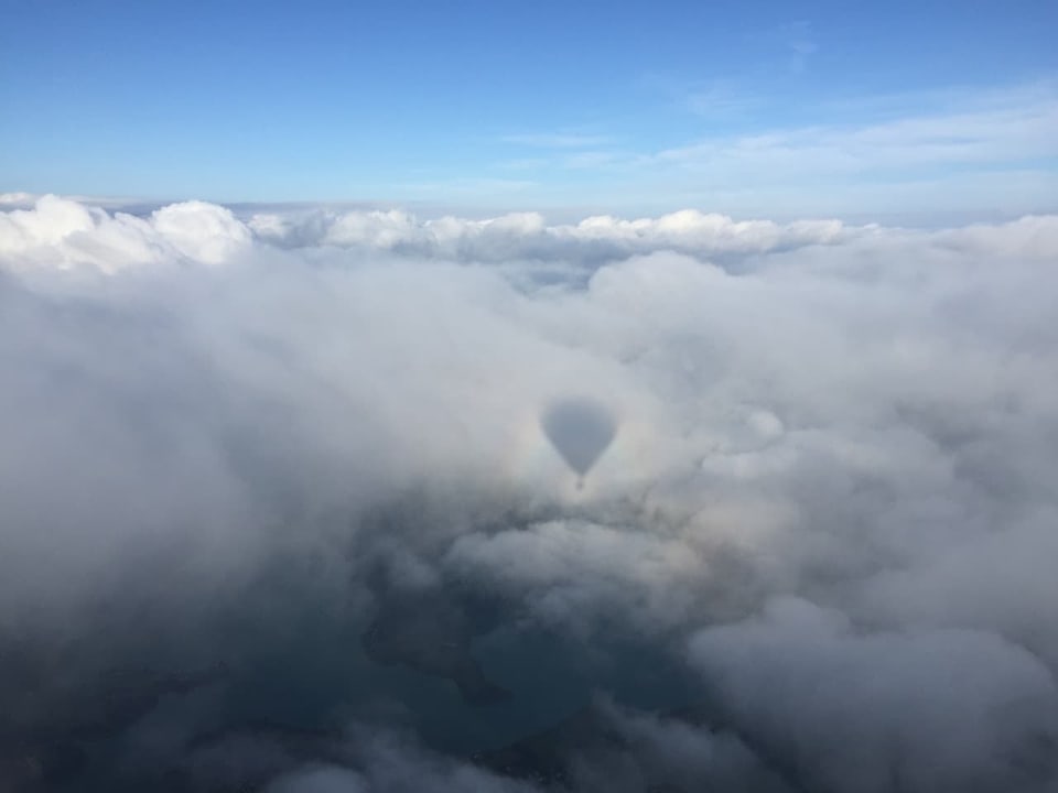 Heissluftballon-Schatten über den Wolken.