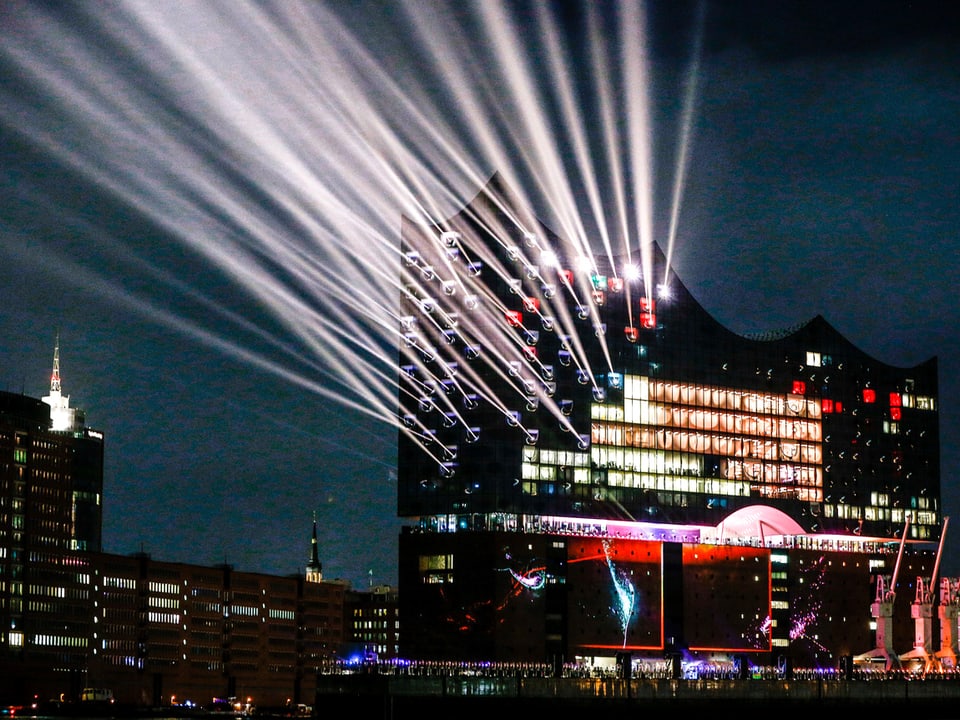 Gebäude aus dem Lichtstrahlen herauskommen.