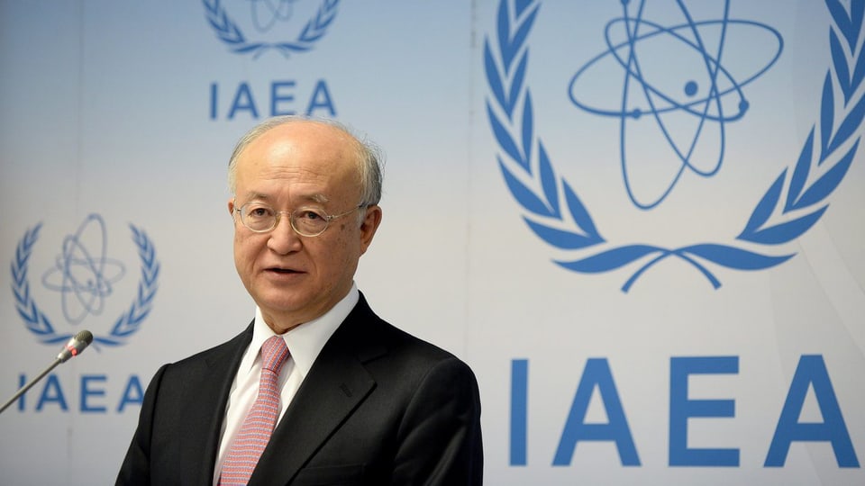 IAEA-Chef Amano vor dem Logo der Behörde.