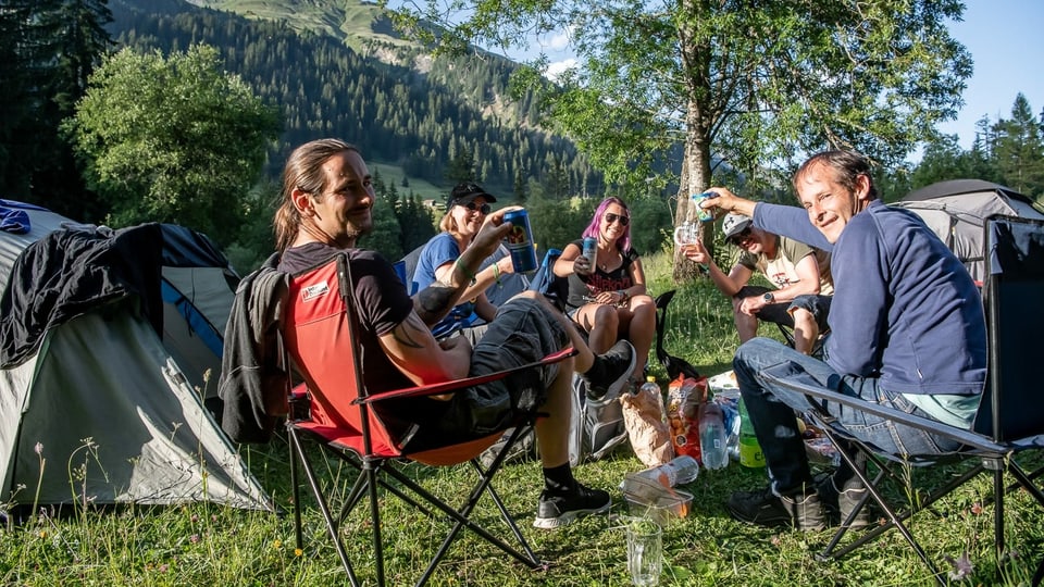 Die Bergüner Freunde sind traditionell seit vielen Jahren in dieser Konstellation zusammen am Open Air Rheinwald. Während der Pause wegen der Coronapandemie holten sie das Open Air Rheinwald sogar eigenhändig nach Bergün und machten es sich im Wald in Zelten und mit einer Boombox gemütlich.  Ein Open Air Rheinwald à la Bergün.