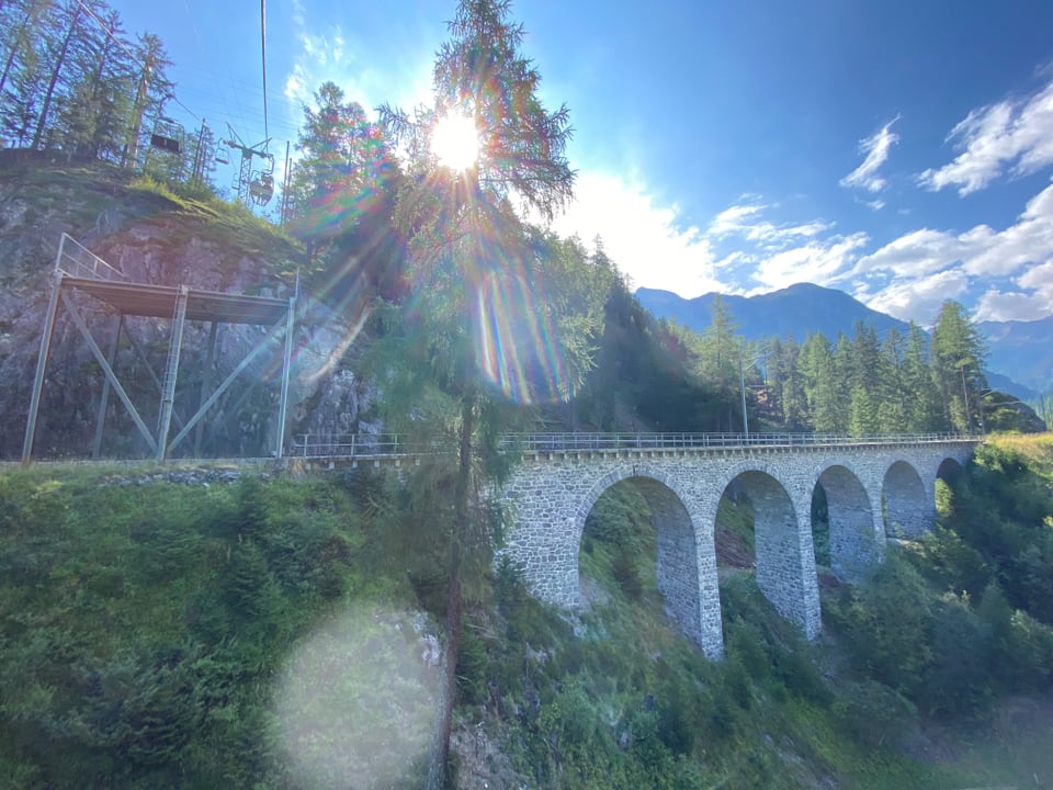 Quasi il Landwasserviadukt, da vesair sin viadi cun la sutgera. 