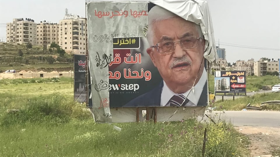 Ein zerrissenes Plakat des Palästinenserpräsidenten Mahmoud Abbas in Ramallah.