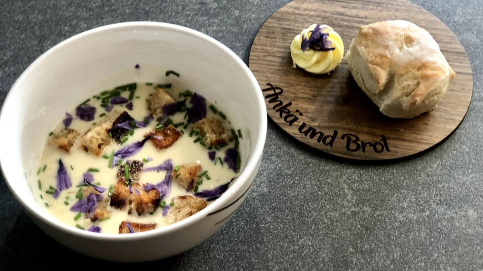 Monikas «Knoblauchcrème-Suppe mit Brotcroutons»