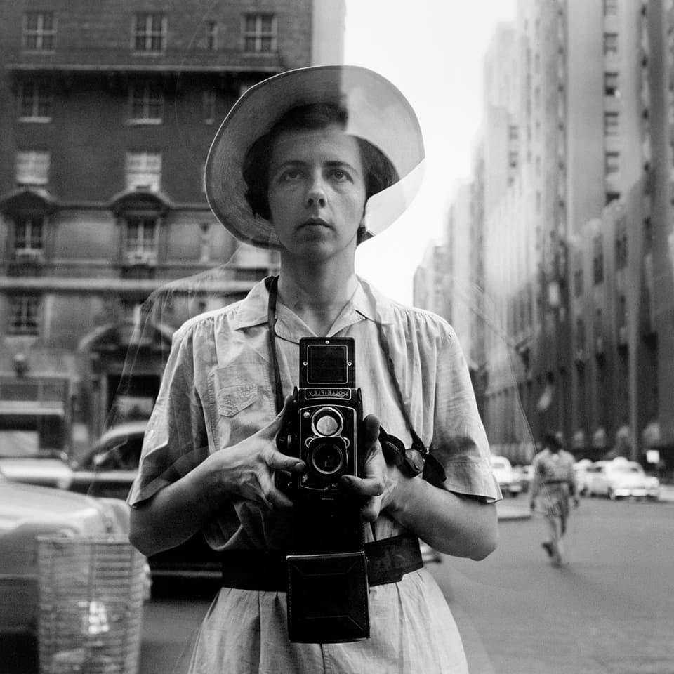 Vivian Maier fotografiert sich – beziehungsweise eine Fensterscheibe.