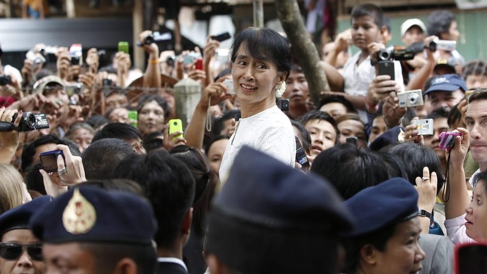 Aung San Suu Kyi in einer Menschenmenge