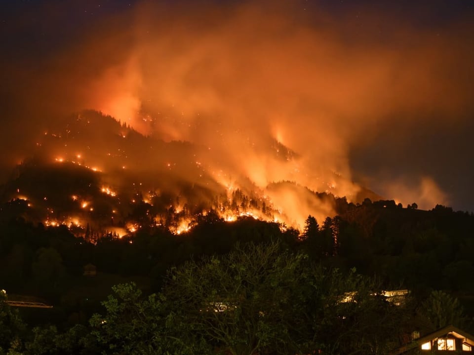 Flammen bei Nacht oberhalb von Bitsch