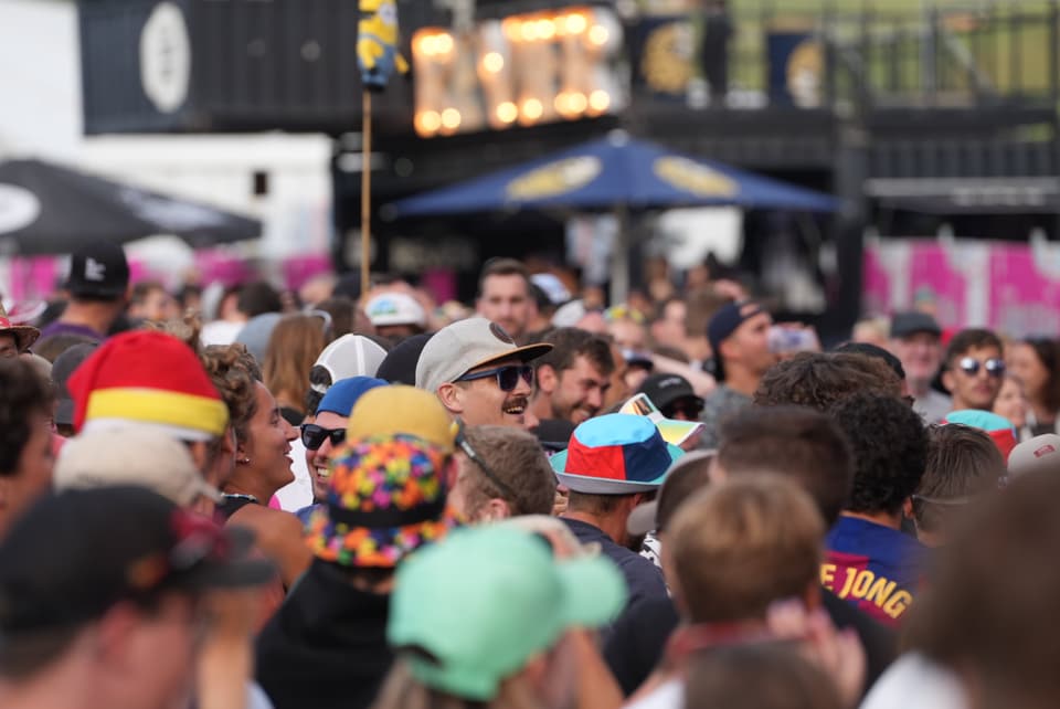 Menschenmenge auf einem Outdoor-Event am Open Air Lumnezia 2024 in Degen.