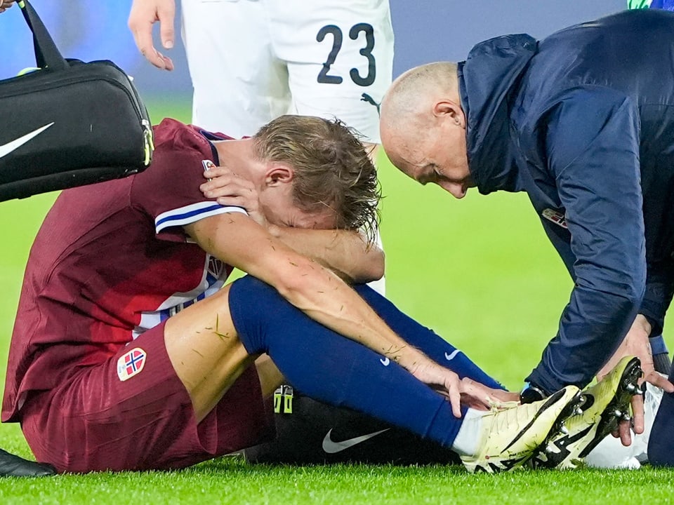 Fussballspieler mit Verletzung wird behandelt.