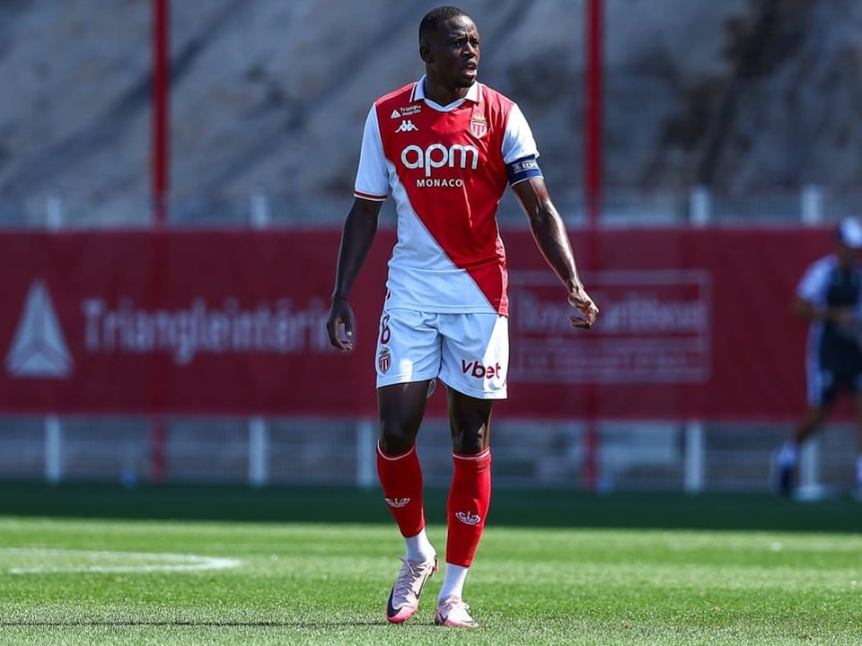 Fussballspieler im AS Monaco-Trikot auf dem Spielfeld.