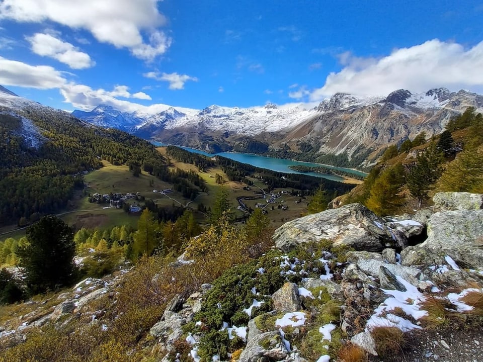 Blick auf Berglandschaft mit See und Dörfern.