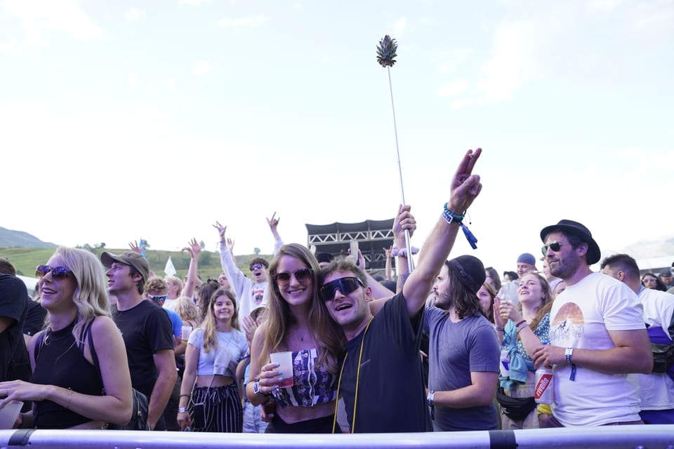 Das Publikum vor der Bühne am Open Air Lumnezia.